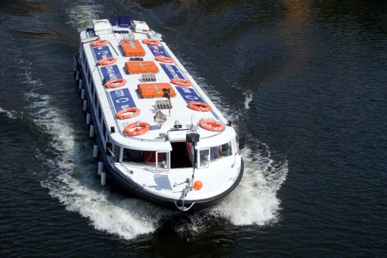Cardiff Boat sailing through the bay