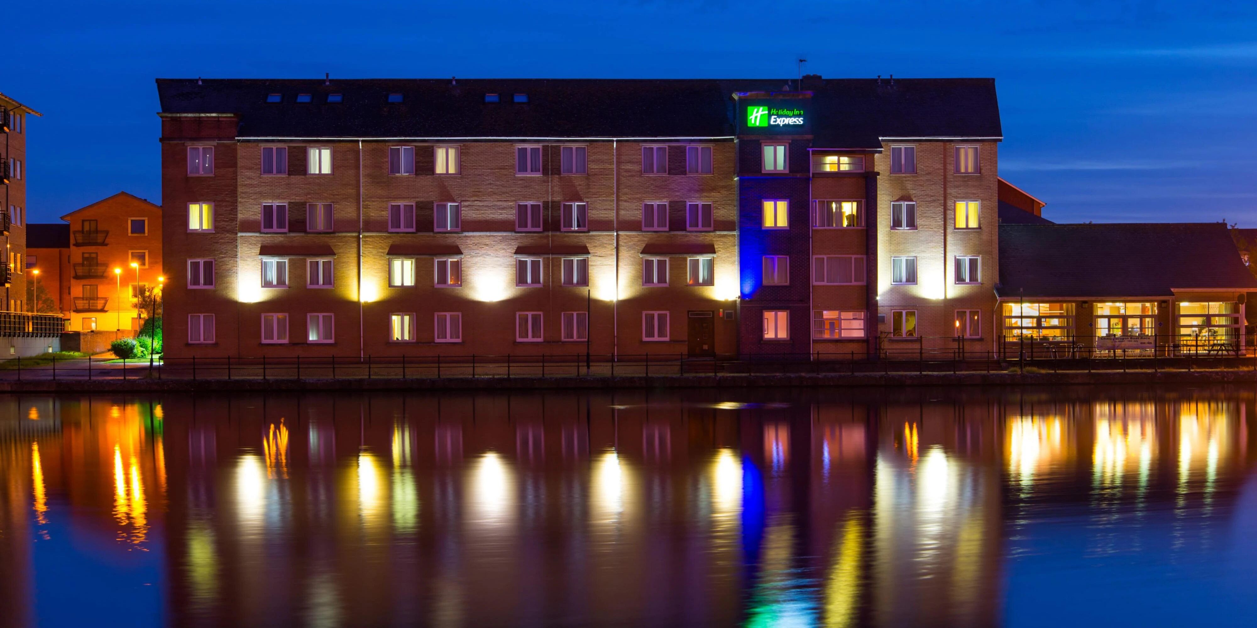 holiday-inn-express-cardiff-3998950506-4×3 Holiday Inn Night exterior image