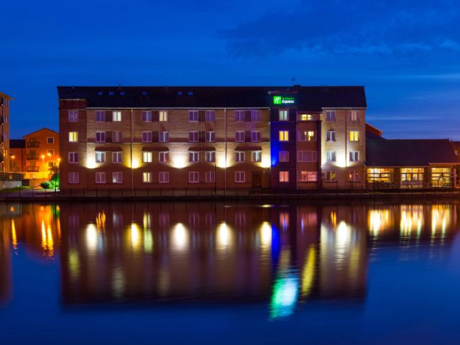 holiday-inn-express-cardiff-3998950506-4×3 Holiday Inn Night exterior image