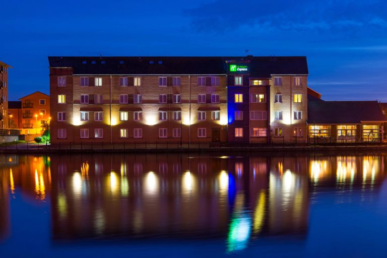 Holiday Inn Night exterior image