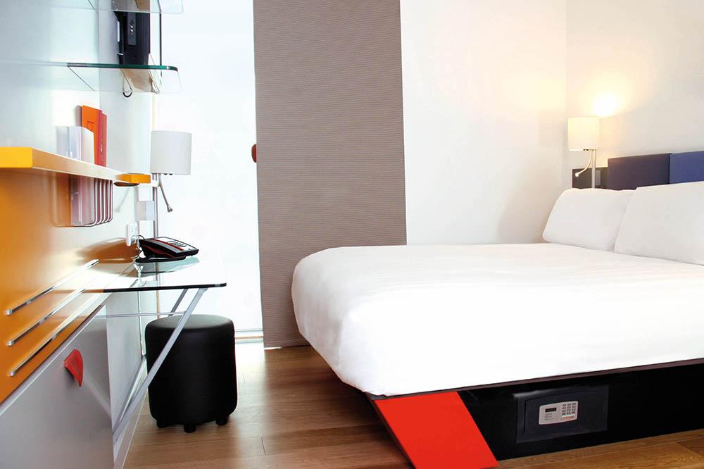 Double bedroom at Sleeperz Hotel