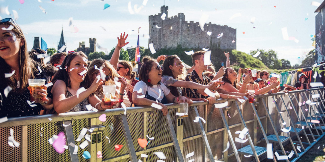 Web-Visit-Head-1500×656 Tafwyl crowd dancing behind barrier with confetti falling