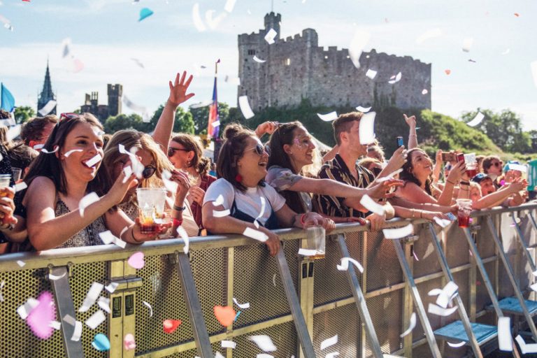Tafwyl crowd dancing behind barrier with confetti falling